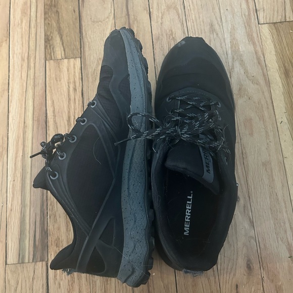 Athletic_Shoes